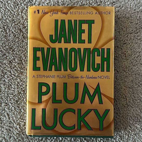 “Plum Lucky” a hardback novel by Janet Evanovich - Picture 4 of 5